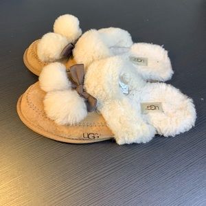 Women’s UGG scuffette II slipper with bows size 7